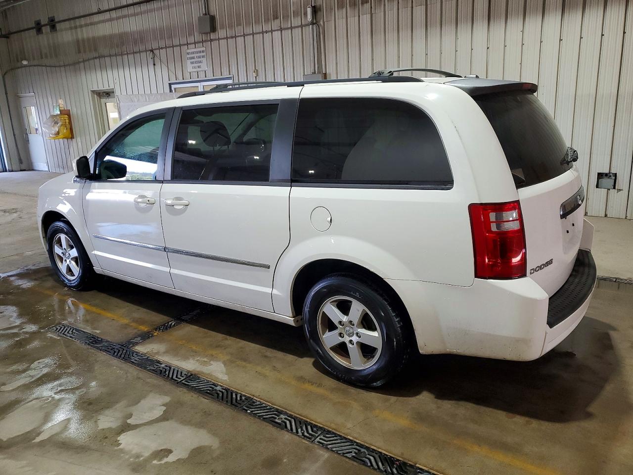 2010 DODGE GRAND CARAVAN SXT photo 2