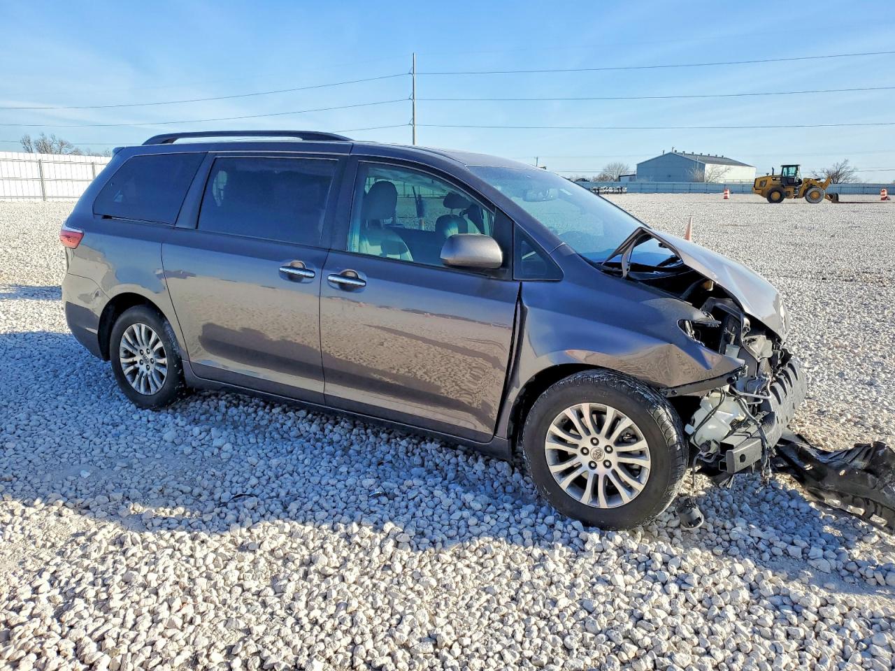 2015 TOYOTA SIENNA XLE photo 4