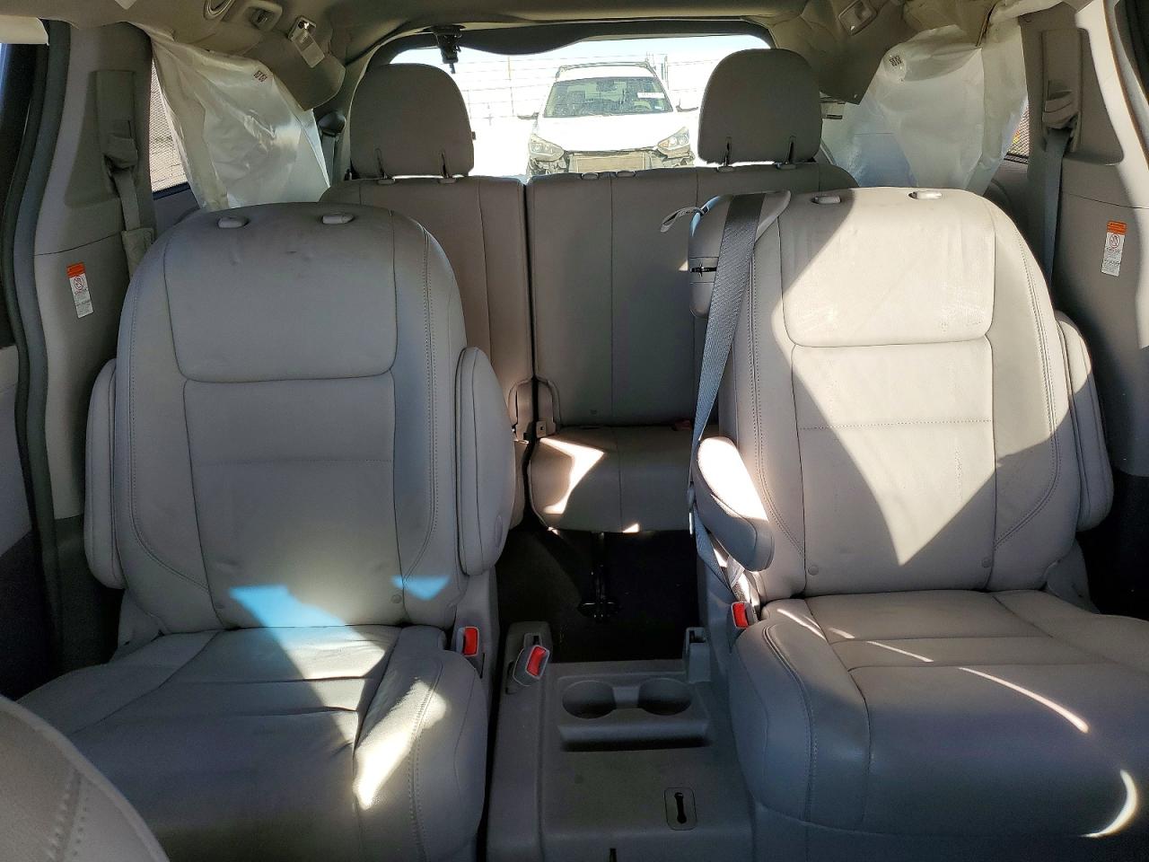 2015 TOYOTA SIENNA XLE photo 10