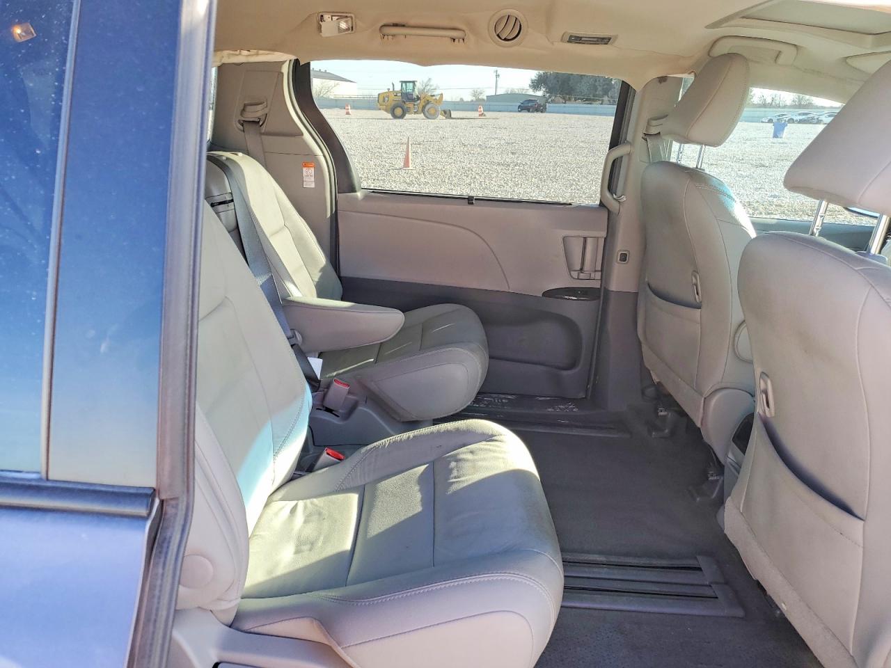 2015 TOYOTA SIENNA XLE photo 11