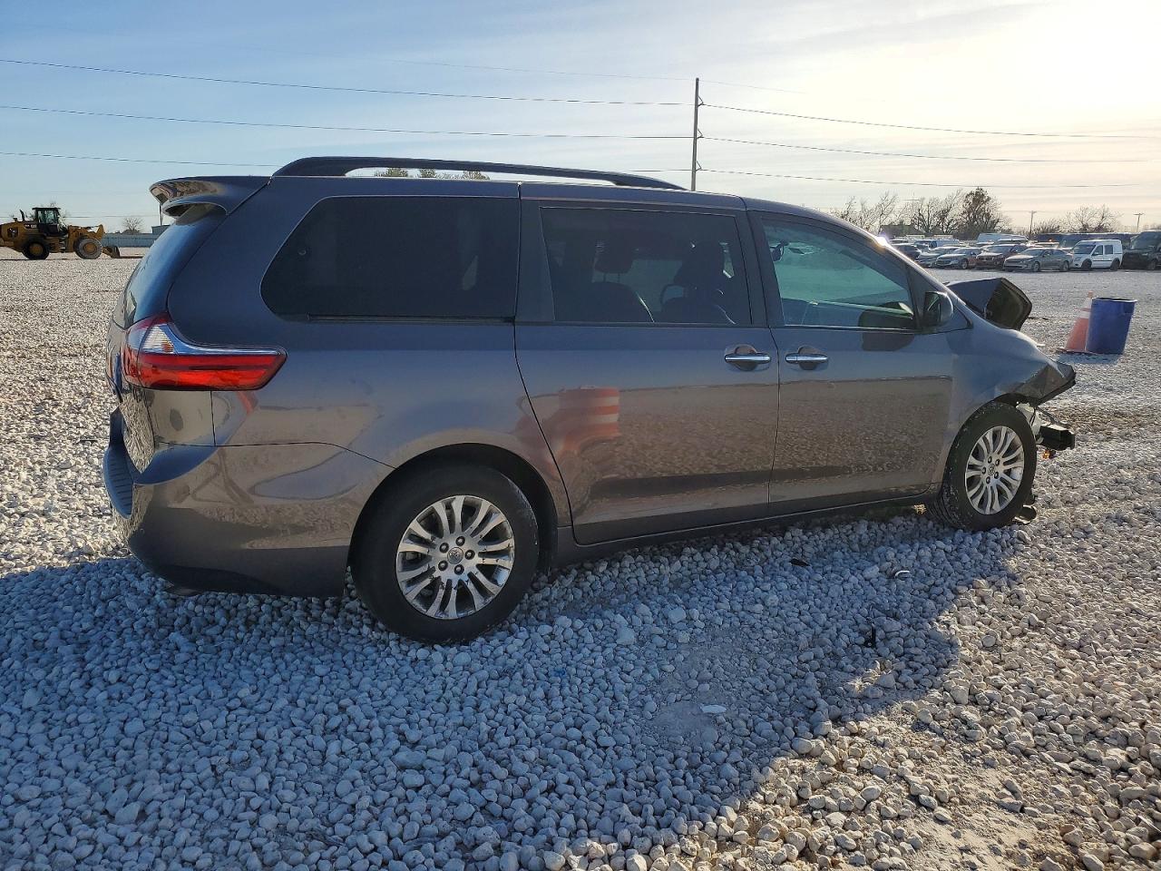 2015 TOYOTA SIENNA XLE photo 3