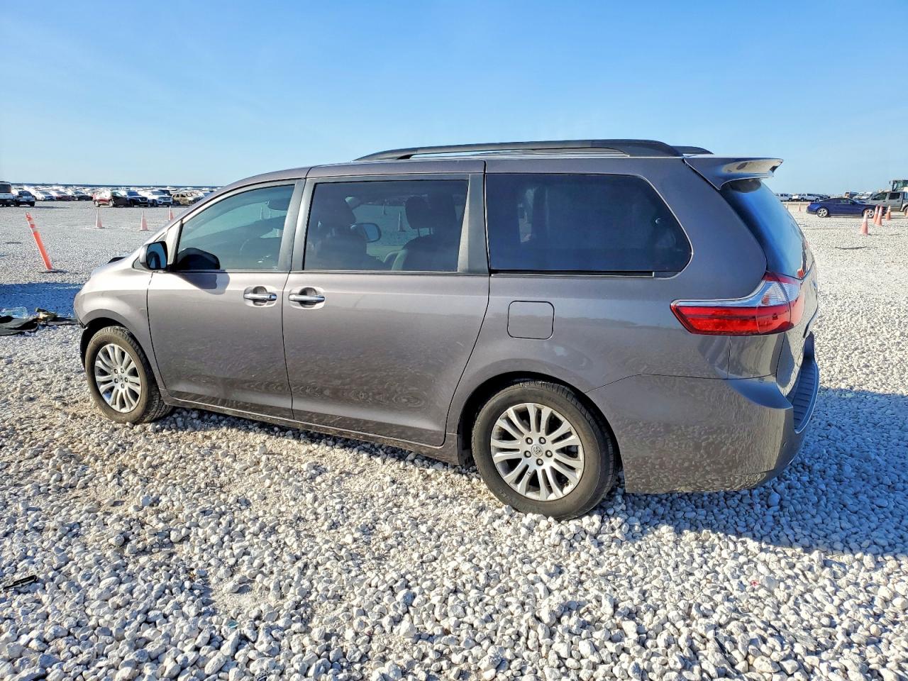 2015 TOYOTA SIENNA XLE photo 2