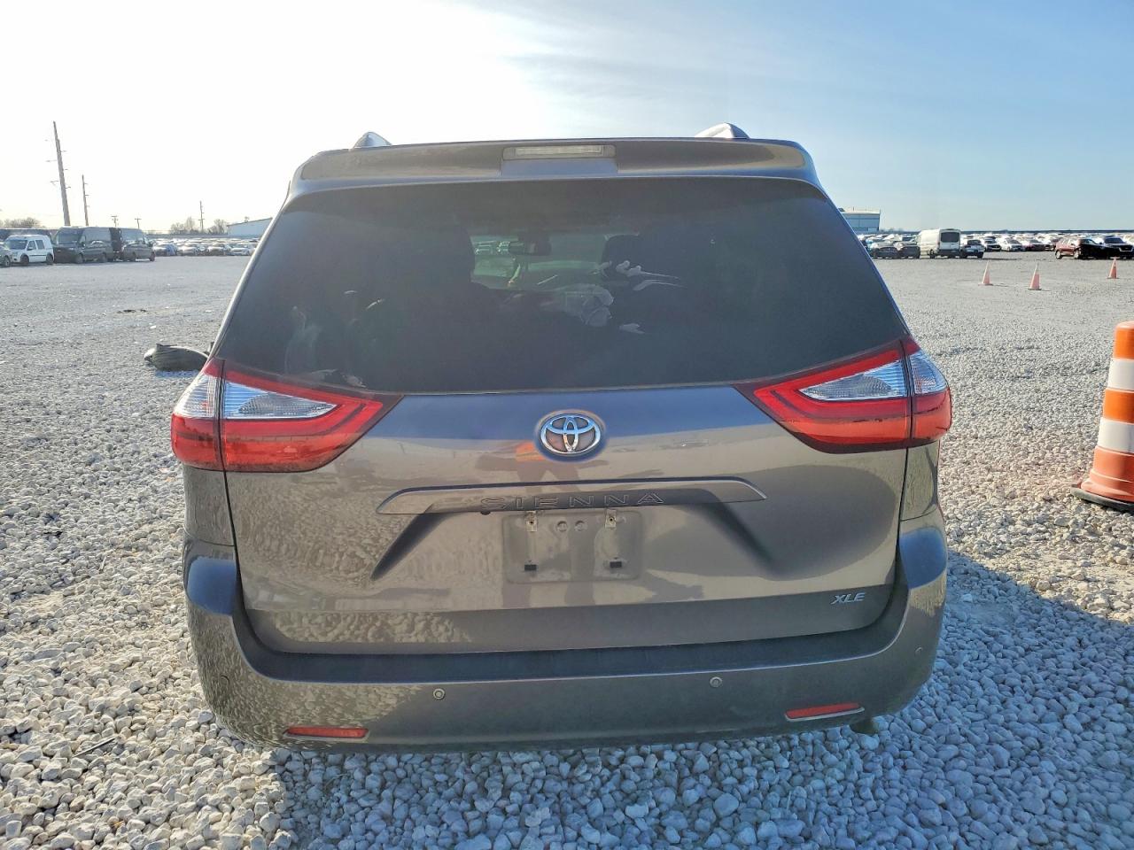 2015 TOYOTA SIENNA XLE photo 6
