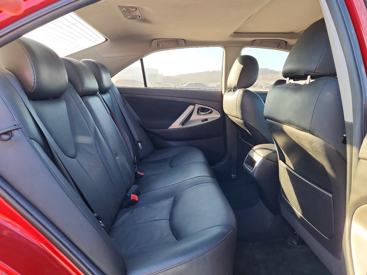 2011 TOYOTA CAMRY SE photo 10