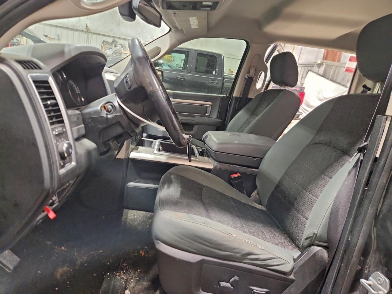 2015 RAM 1500 SLT photo 7
