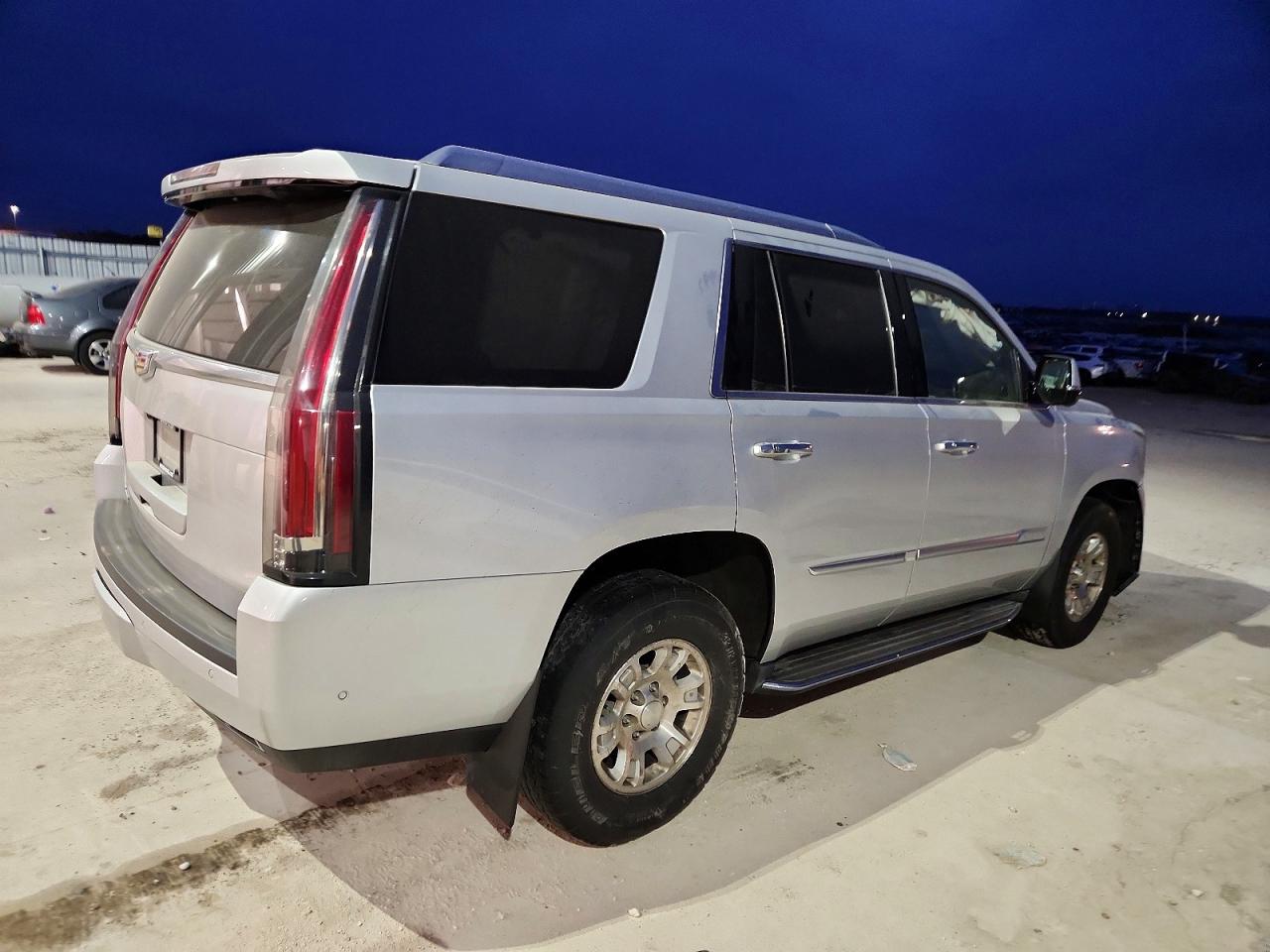 2019 CADILLAC ESCALADE LUXURY photo 3