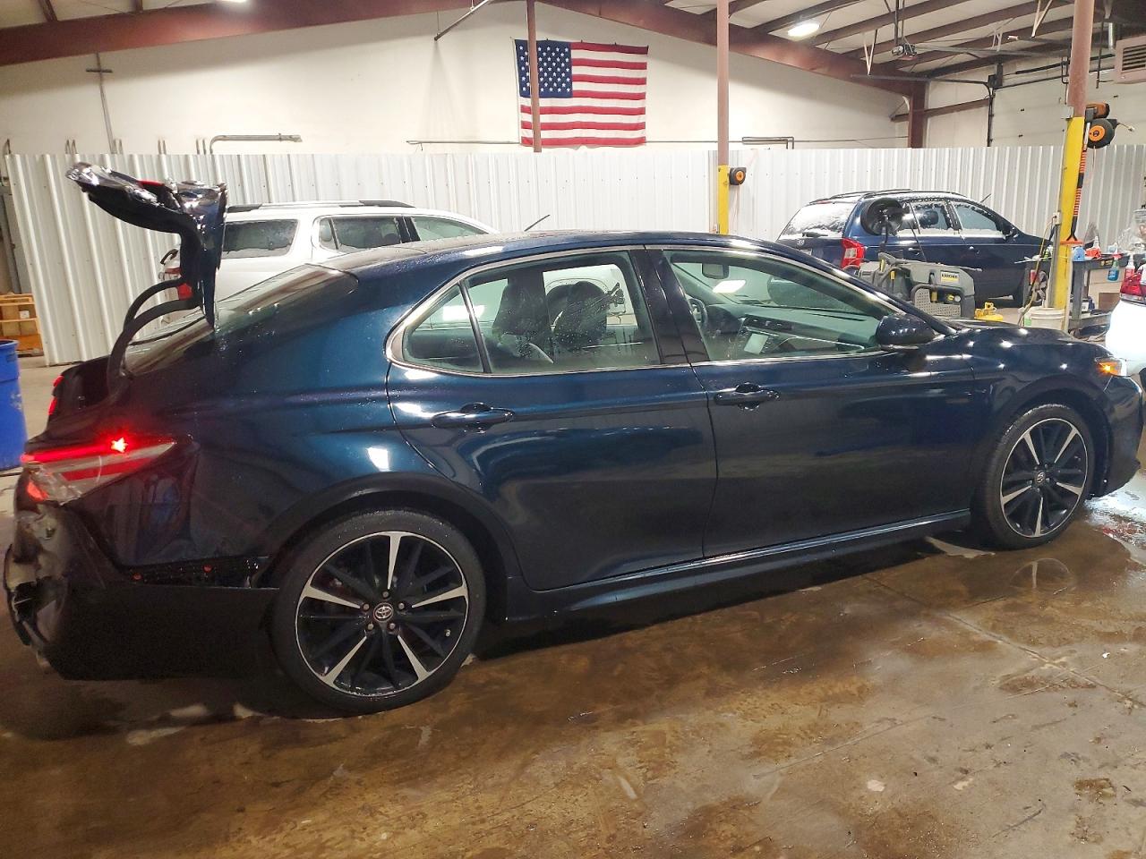 2018 TOYOTA CAMRY XSE photo 3