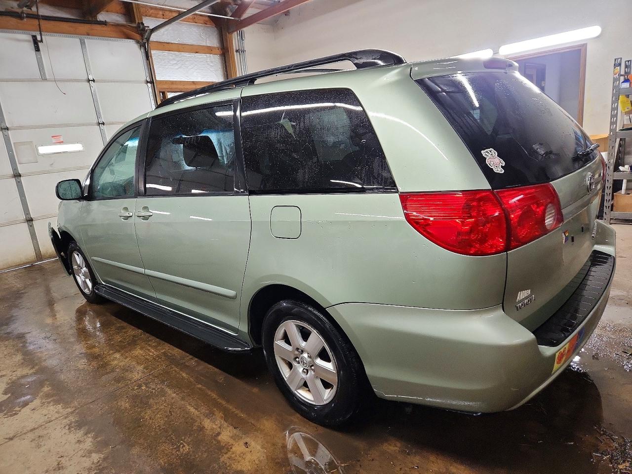 2009 TOYOTA SIENNA CE photo 2