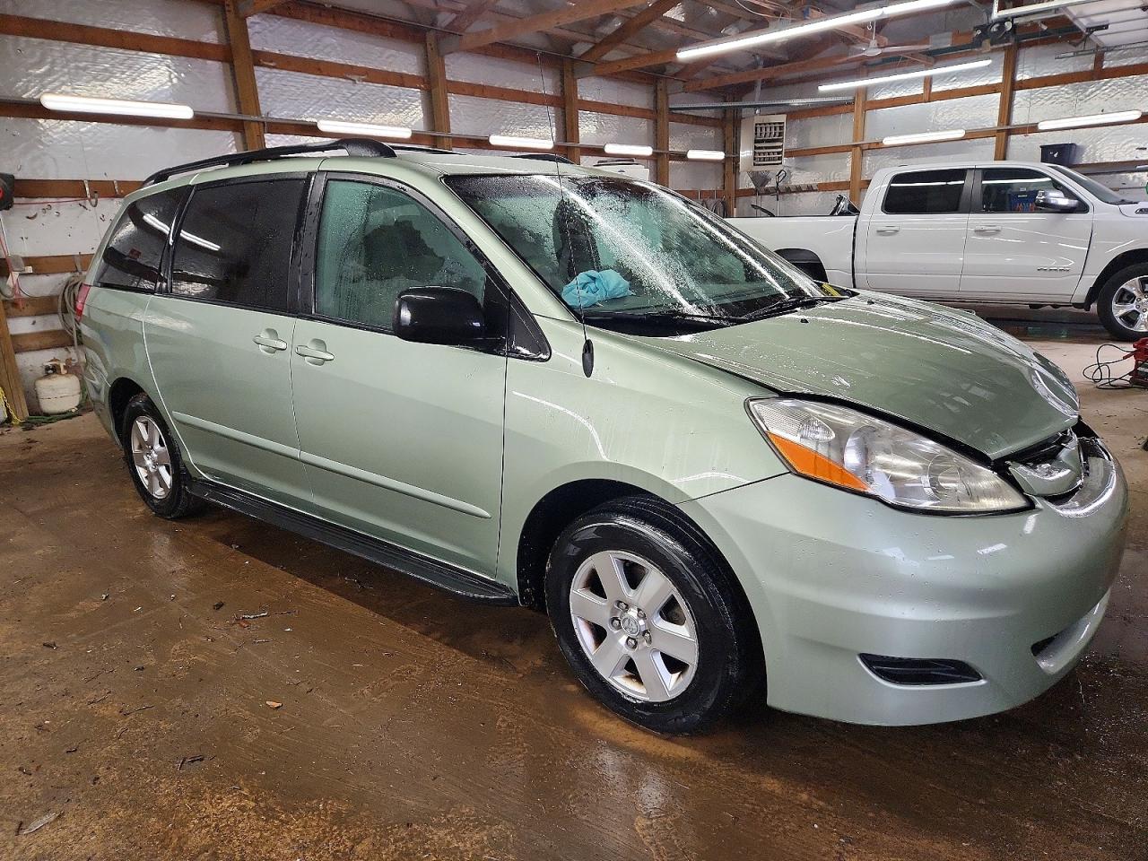 2009 TOYOTA SIENNA CE photo 4