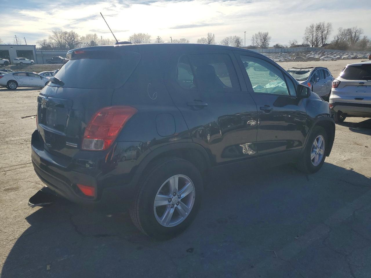 2022 CHEVROLET TRAX LS photo 3