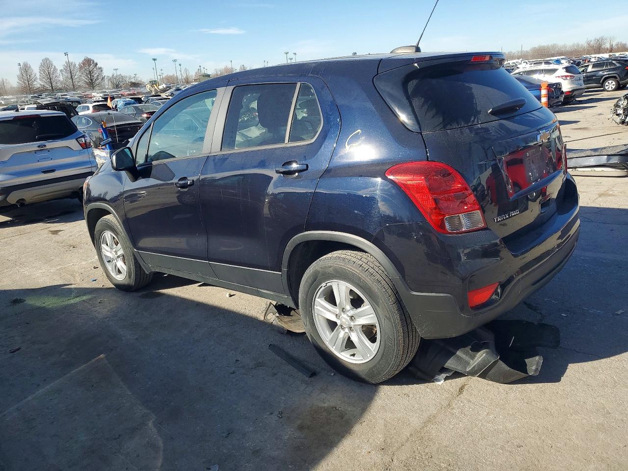 2022 CHEVROLET TRAX LS photo 2