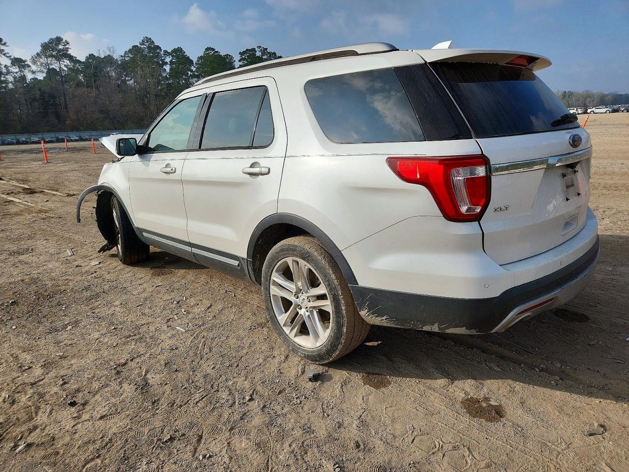 2016 FORD EXPLORER XLT photo 2