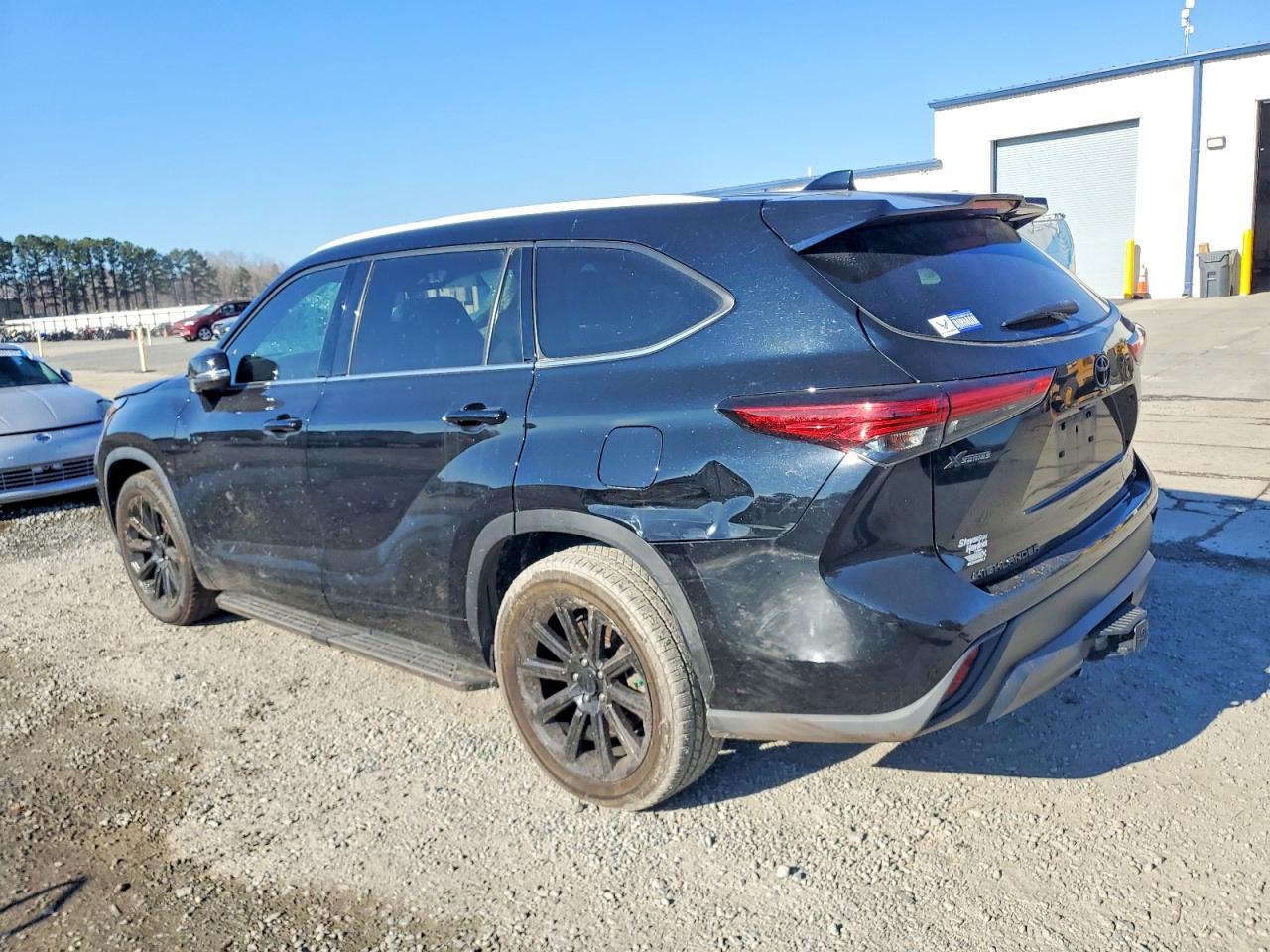2022 TOYOTA HIGHLANDER XLE photo 2