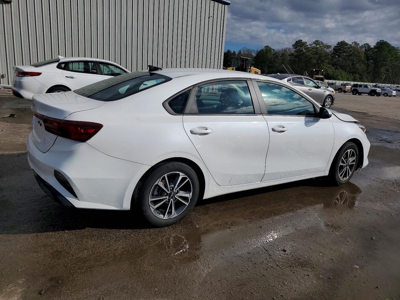 2023 KIA FORTE LXS photo 3