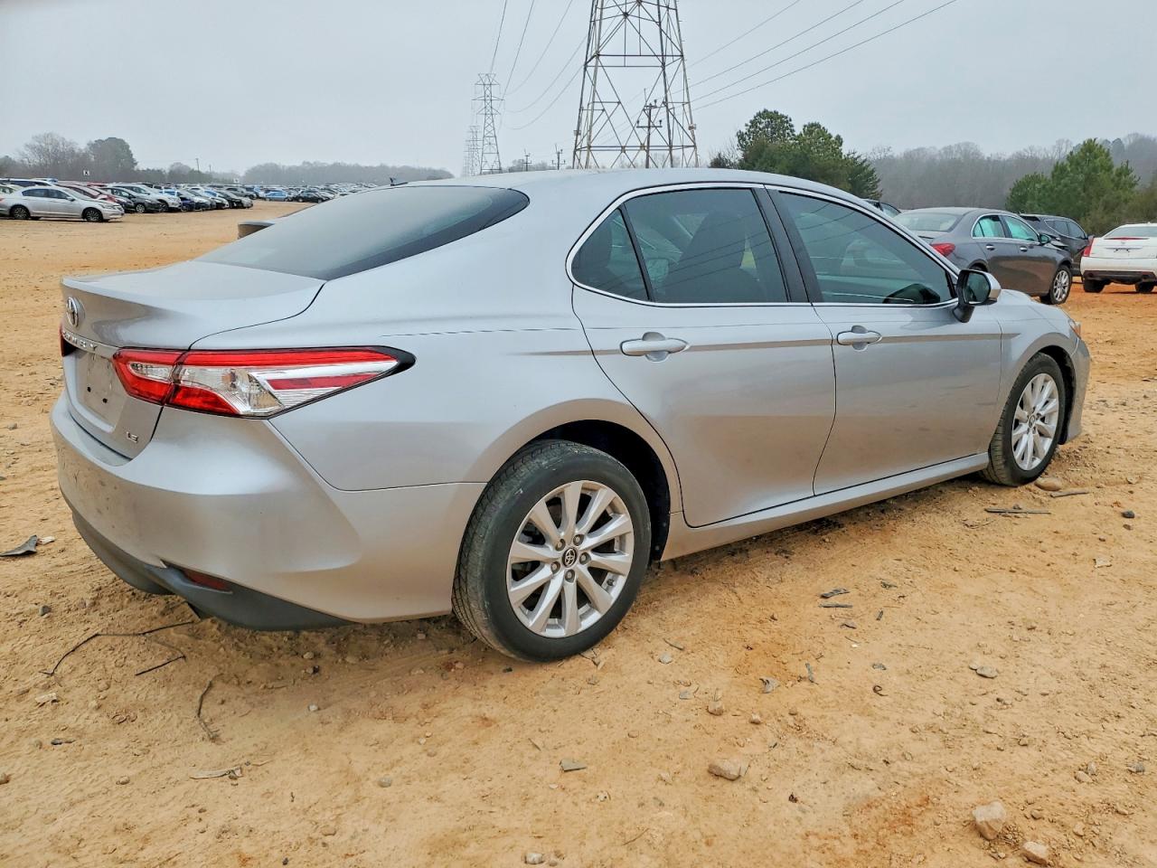 2018 TOYOTA CAMRY L photo 3
