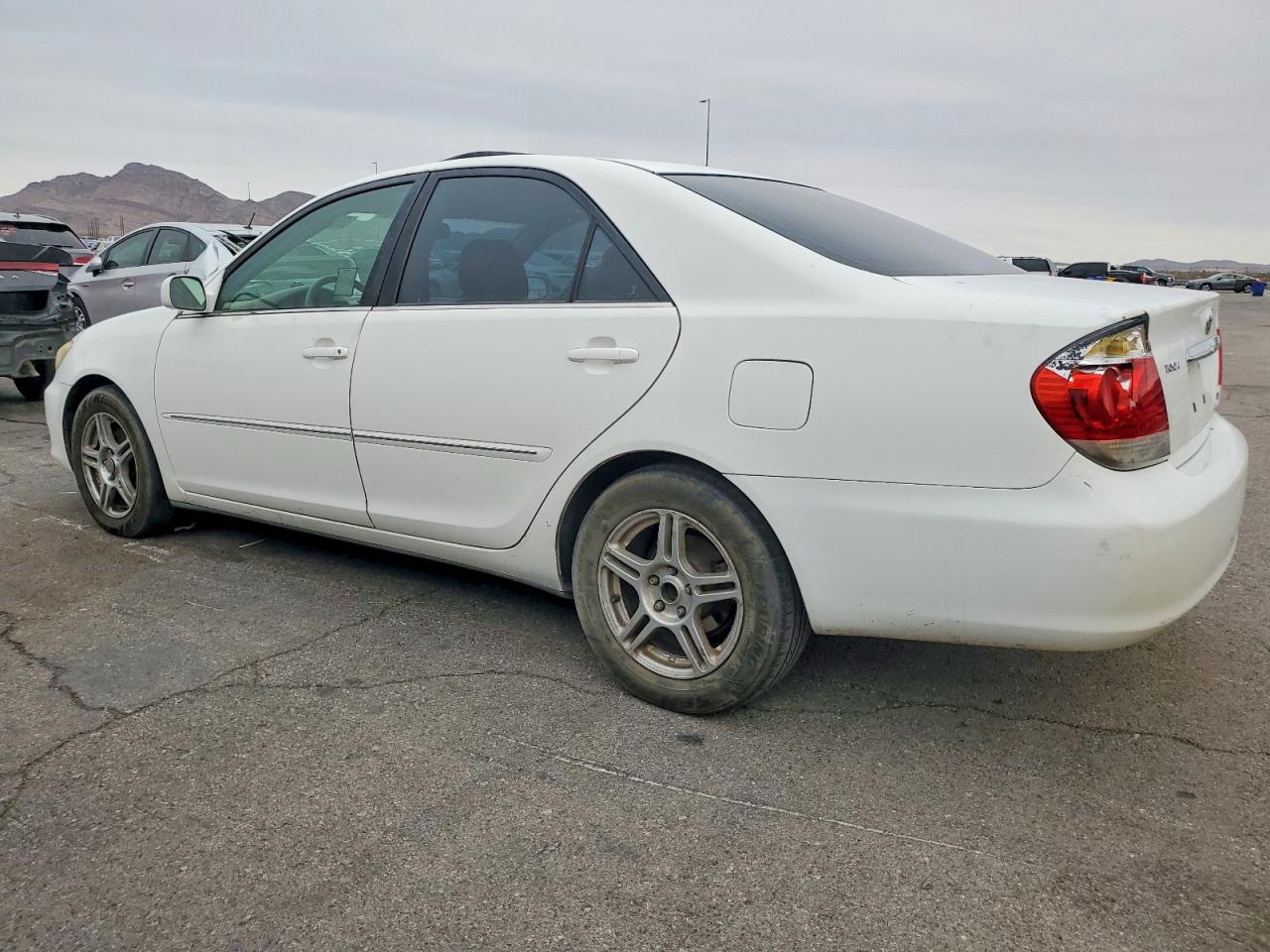 2005 TOYOTA CAMRY photo 2