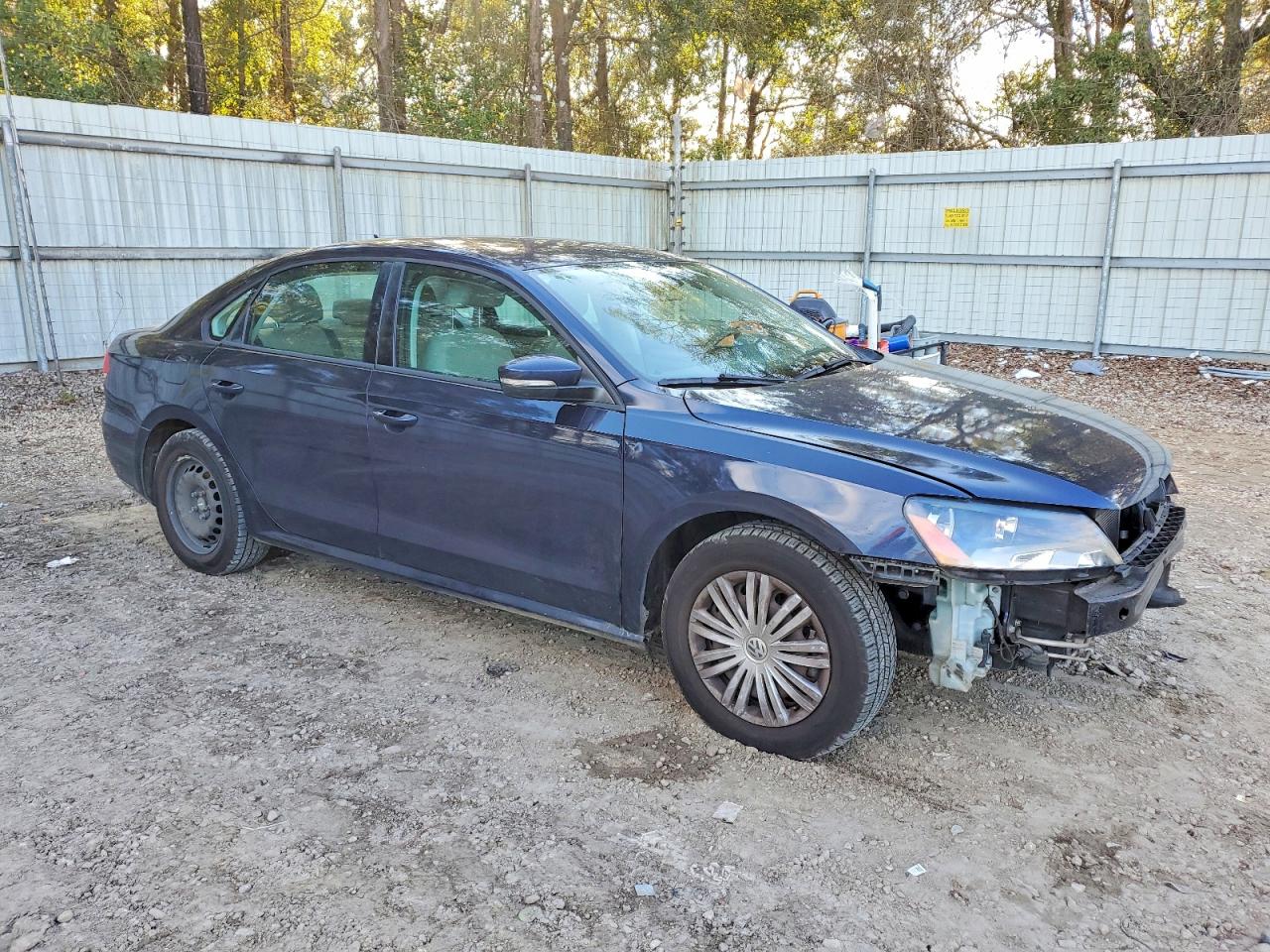 2015 VOLKSWAGEN PASSAT S photo 4