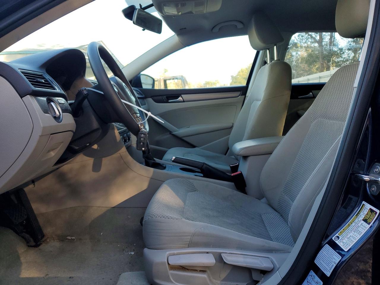2015 VOLKSWAGEN PASSAT S photo 7