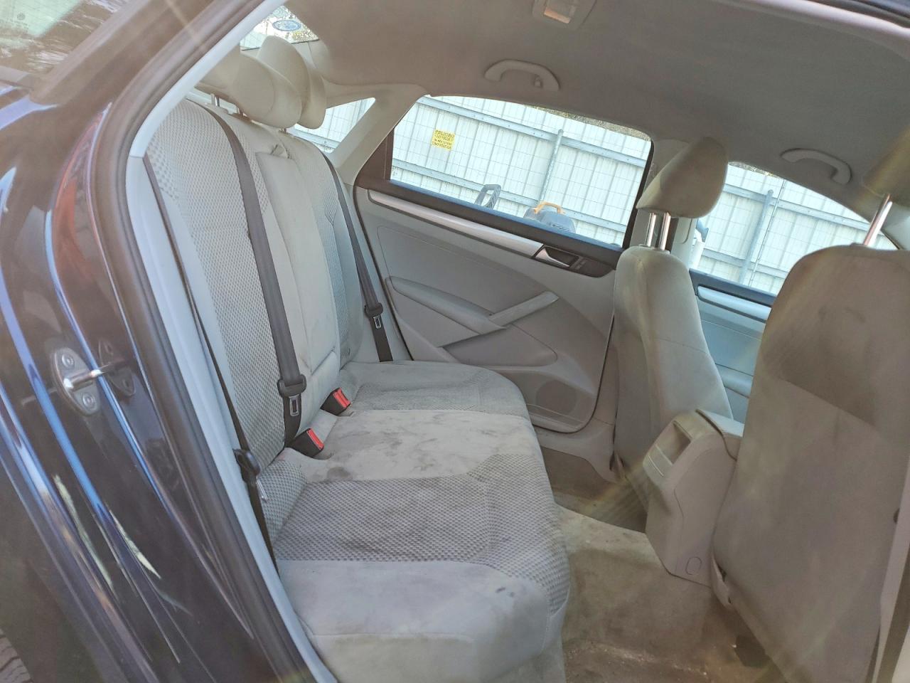 2015 VOLKSWAGEN PASSAT S photo 10