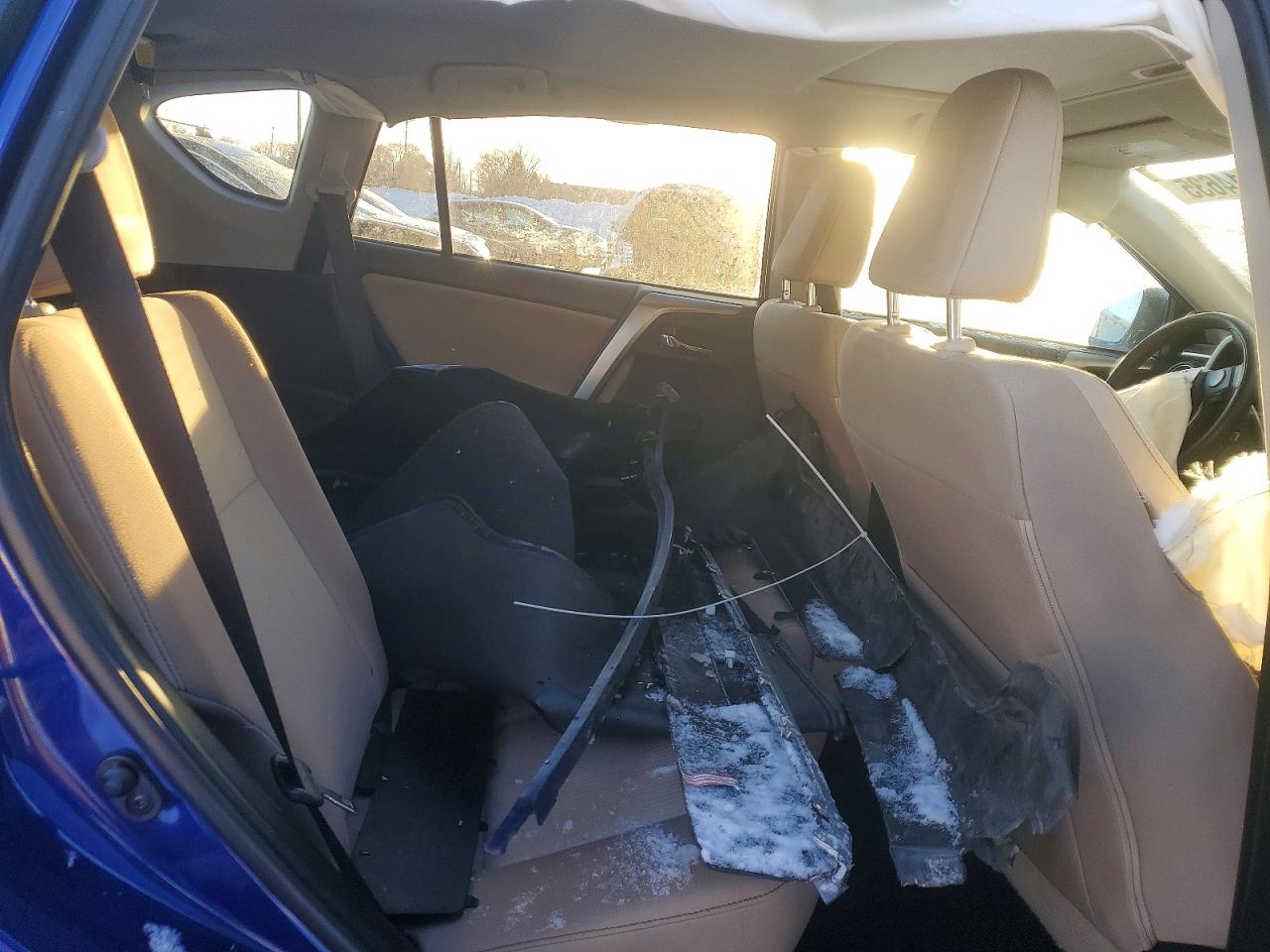 2015 TOYOTA RAV4 XLE photo 10