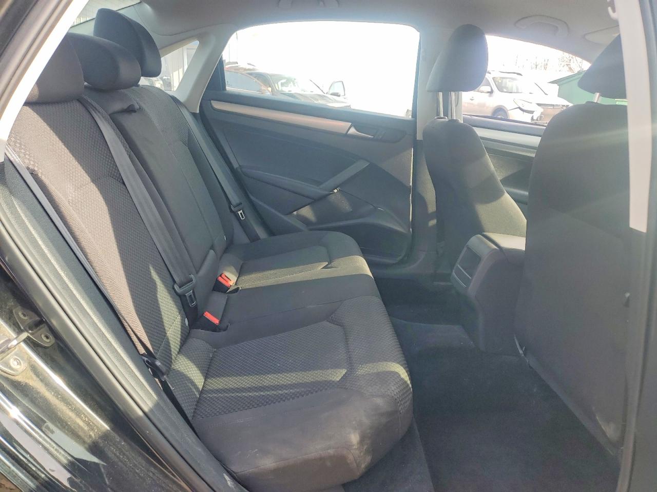 2015 VOLKSWAGEN PASSAT S photo 10