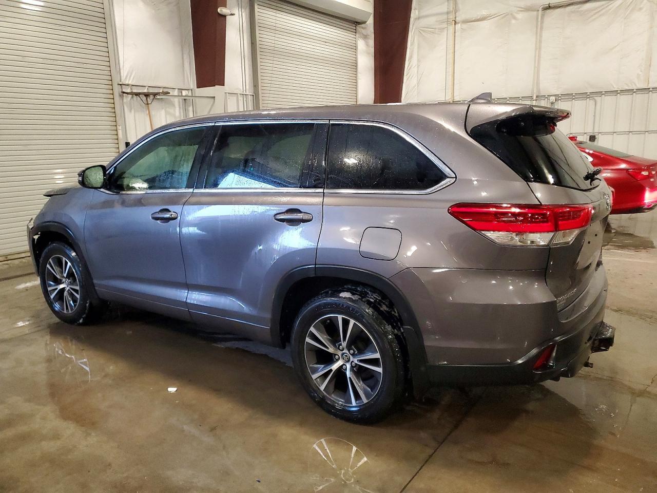 2017 TOYOTA HIGHLANDER LE photo 2