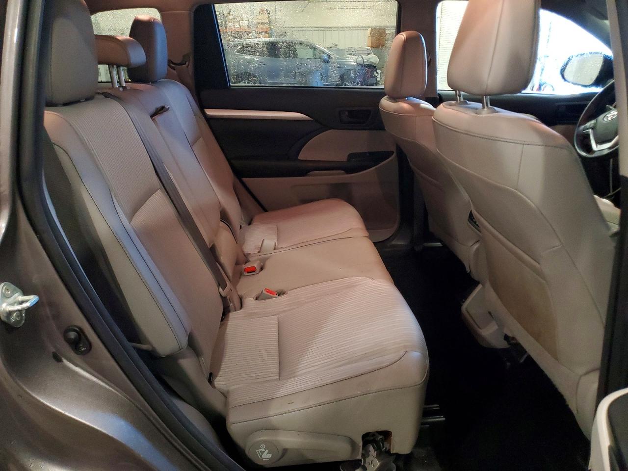 2017 TOYOTA HIGHLANDER LE photo 11