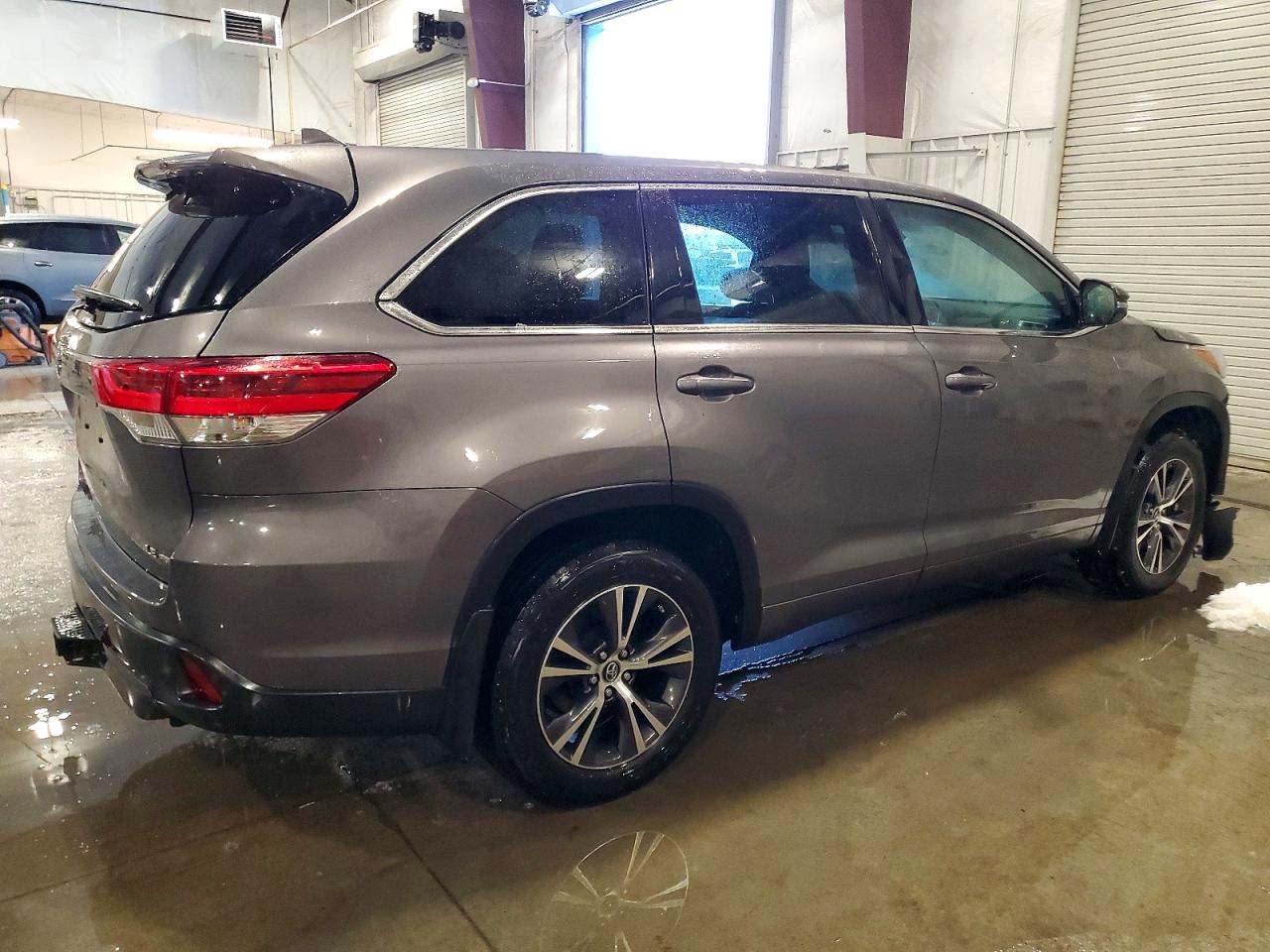 2017 TOYOTA HIGHLANDER LE photo 3