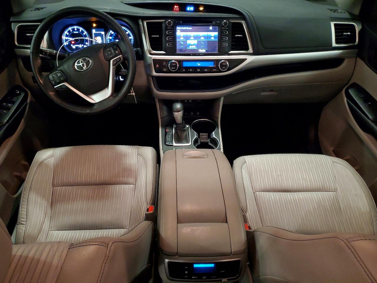 2017 TOYOTA HIGHLANDER LE photo 8