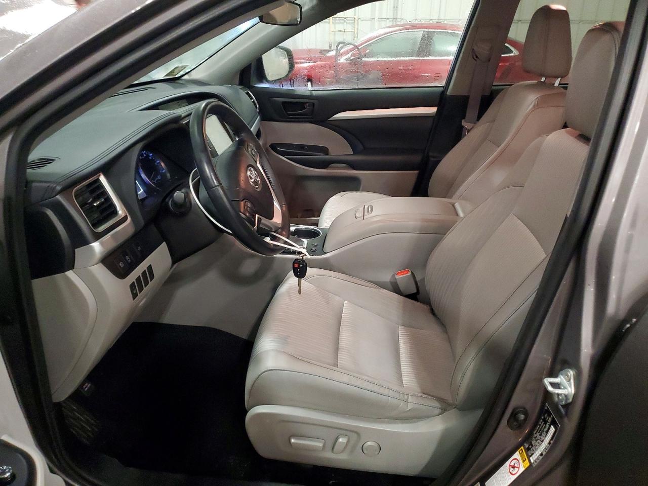2017 TOYOTA HIGHLANDER LE photo 7