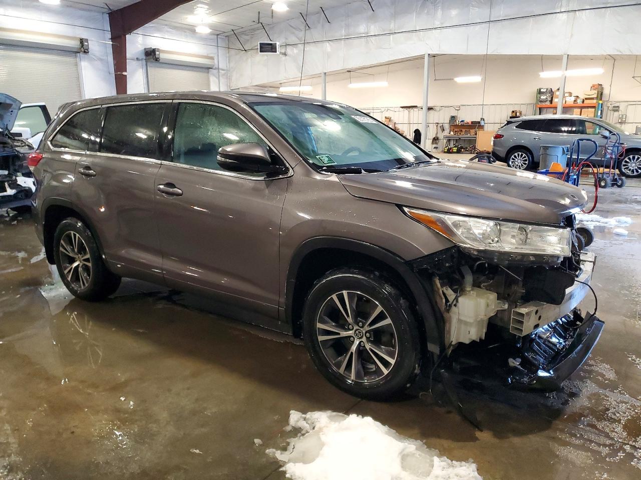 2017 TOYOTA HIGHLANDER LE photo 4