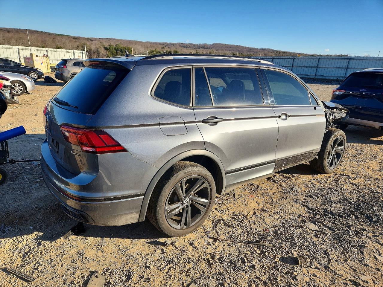 2024 VOLKSWAGEN TIGUAN SE R-LINE BLACK photo 3