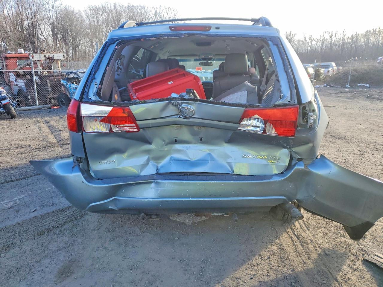 2004 TOYOTA SIENNA XLE photo 16