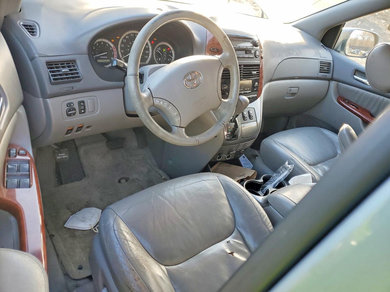 2004 TOYOTA SIENNA XLE photo 22