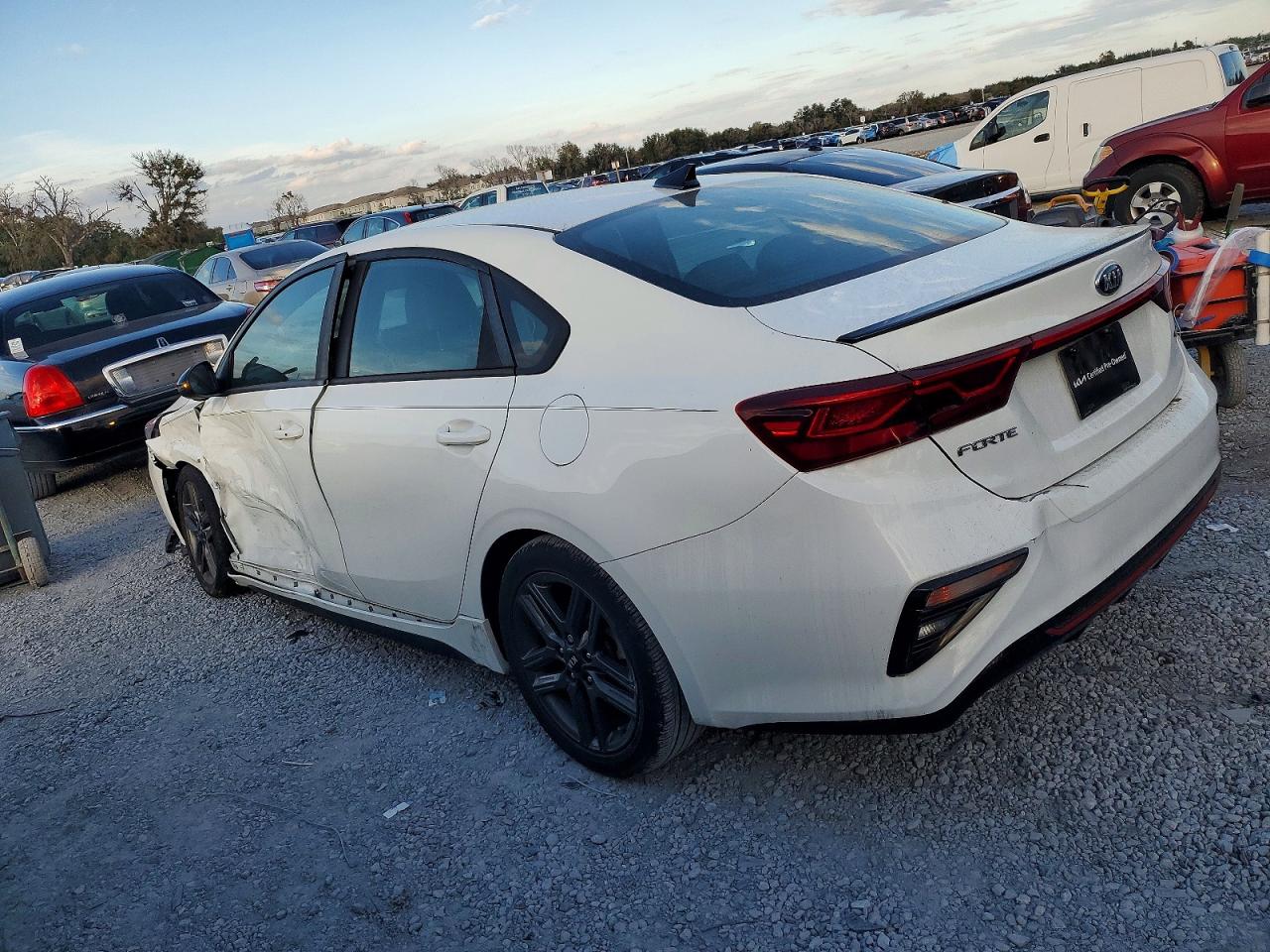 2021 KIA FORTE GT LINE photo 3