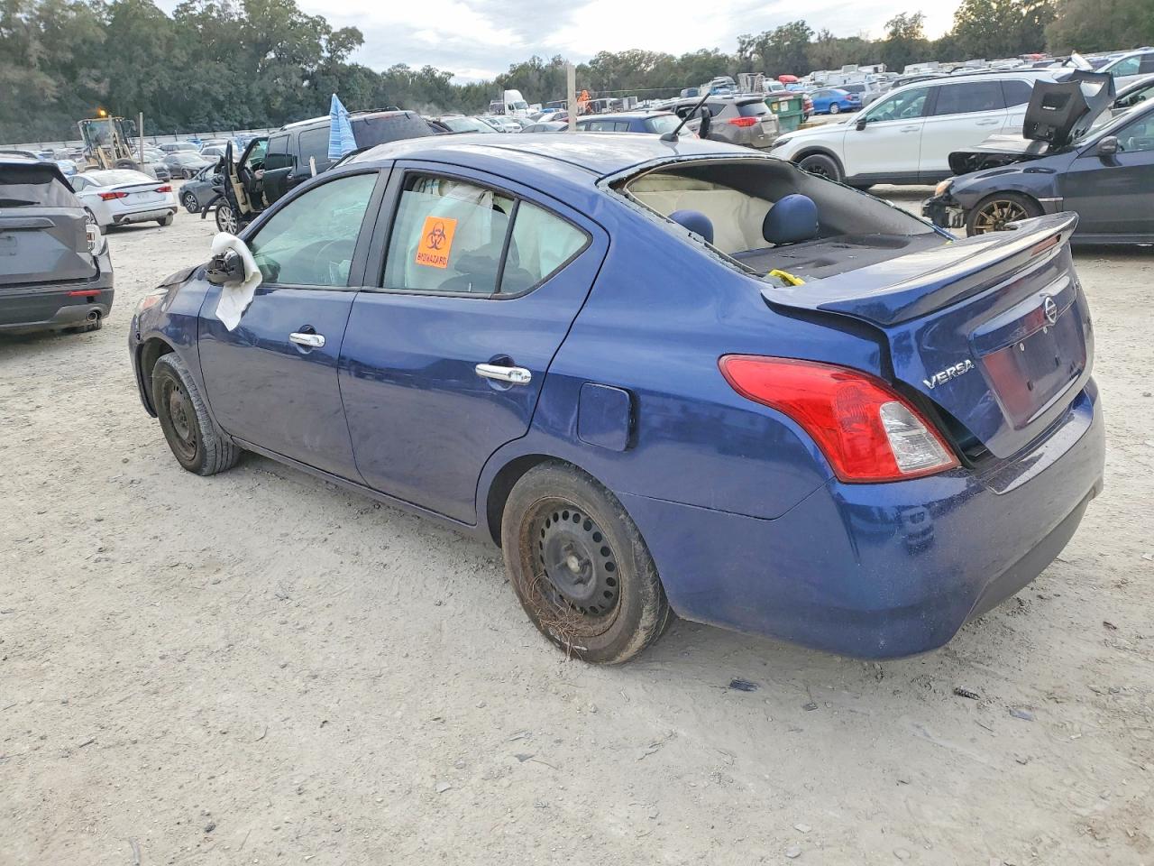 2019 NISSAN VERSA SV photo 2