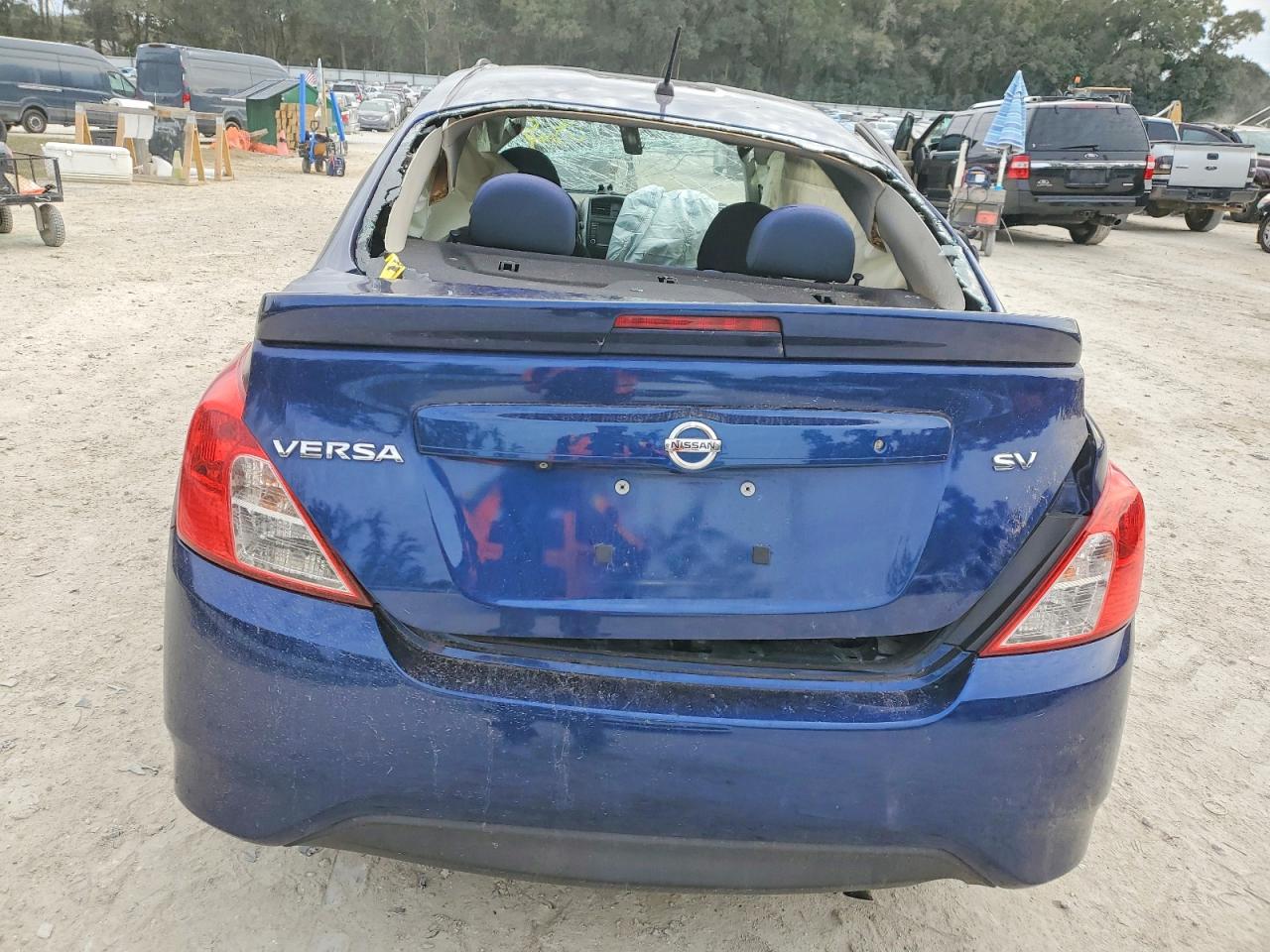 2019 NISSAN VERSA SV photo 6