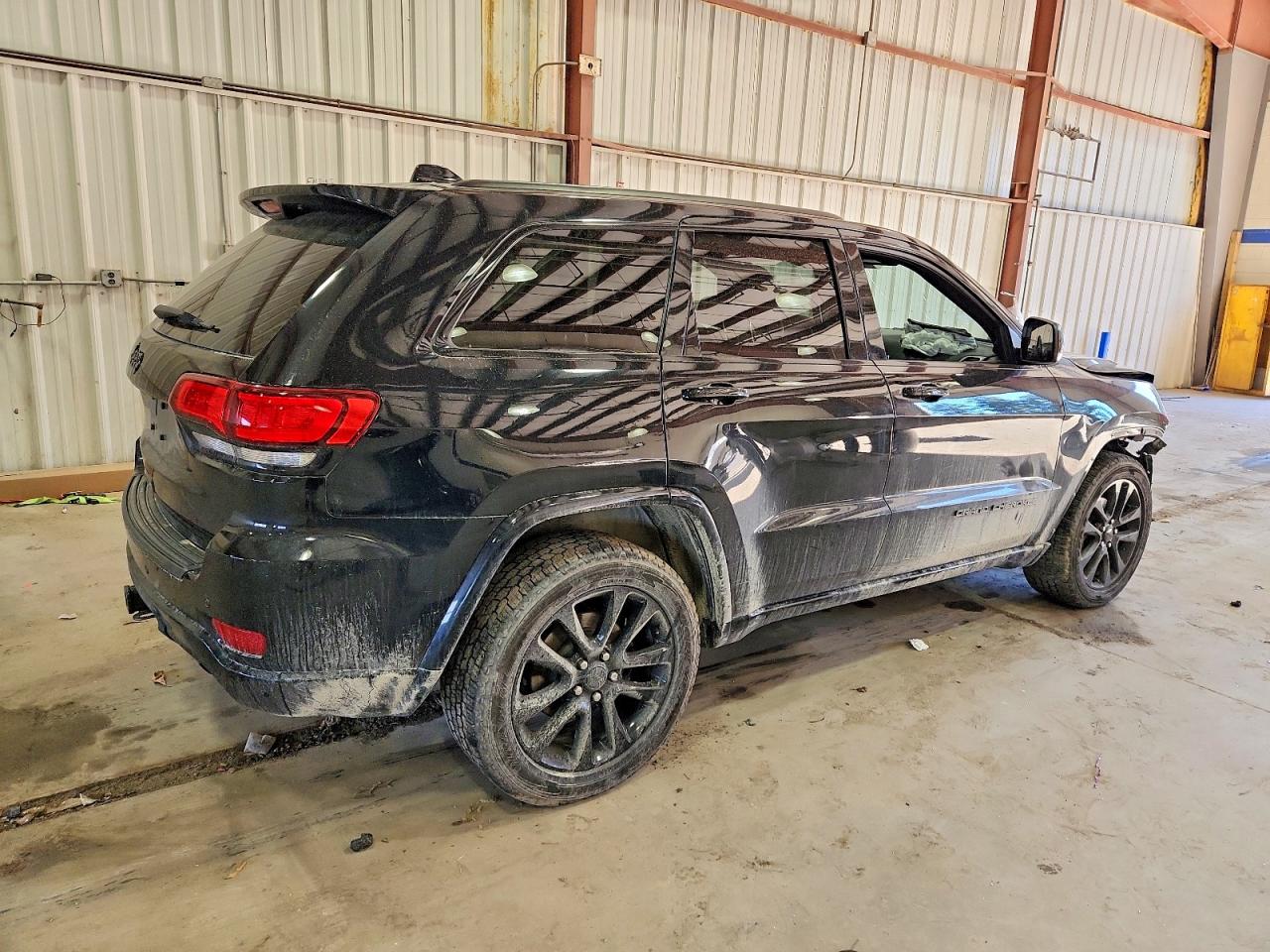 2020 JEEP GRAND CHEROKEE LAREDO photo 3