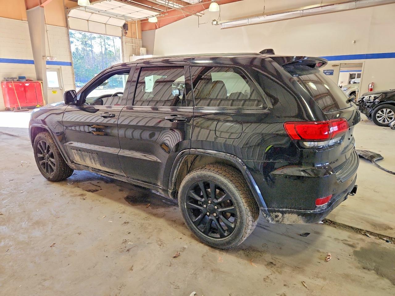 2020 JEEP GRAND CHEROKEE LAREDO photo 2