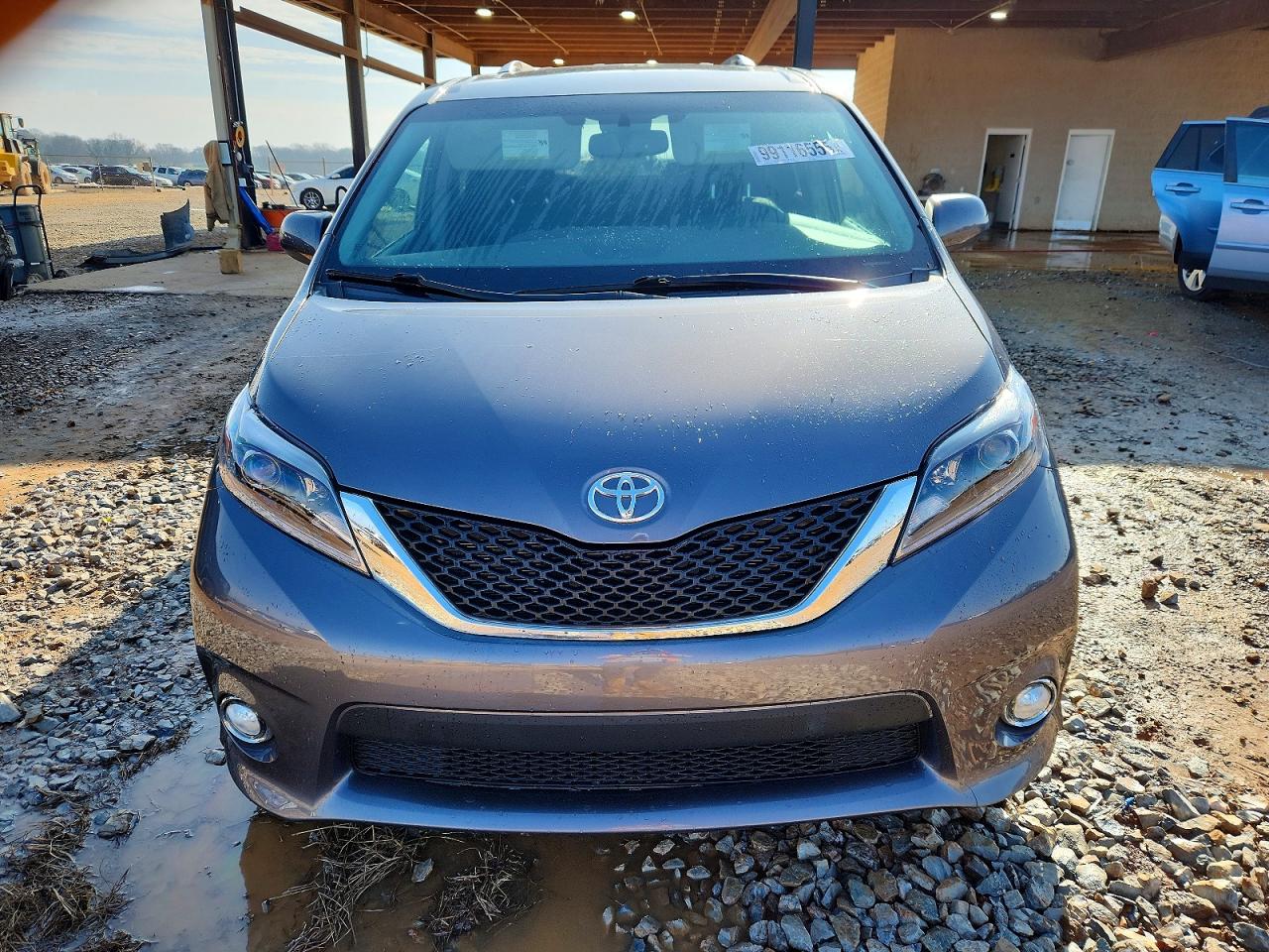 2017 TOYOTA SIENNA SE PREMIUM 8-PASSENGER photo 5