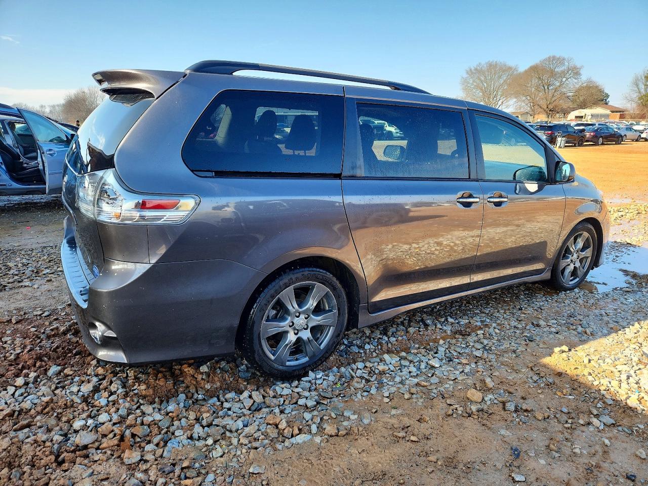 2017 TOYOTA SIENNA SE PREMIUM 8-PASSENGER photo 3