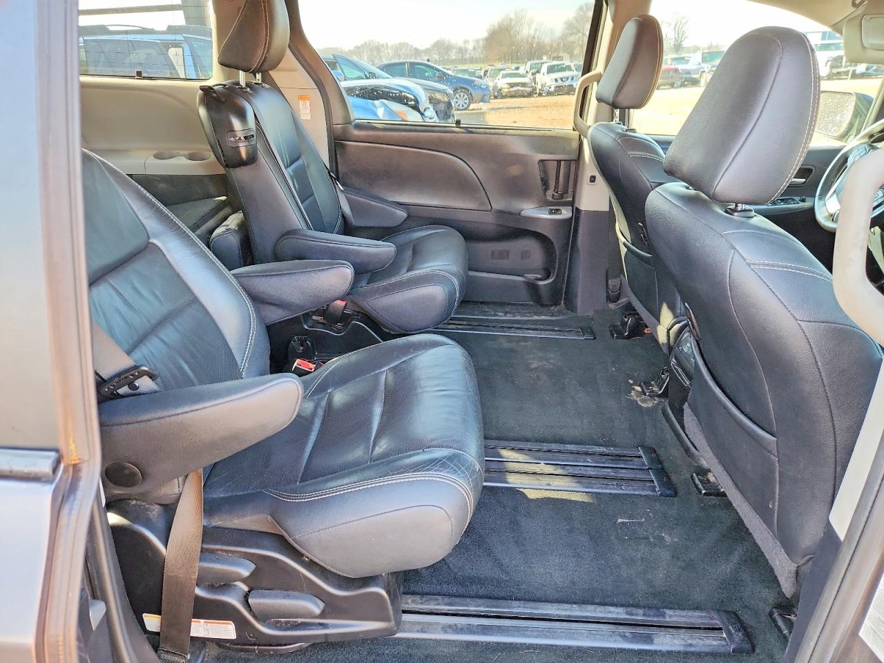 2017 TOYOTA SIENNA SE PREMIUM 8-PASSENGER photo 11