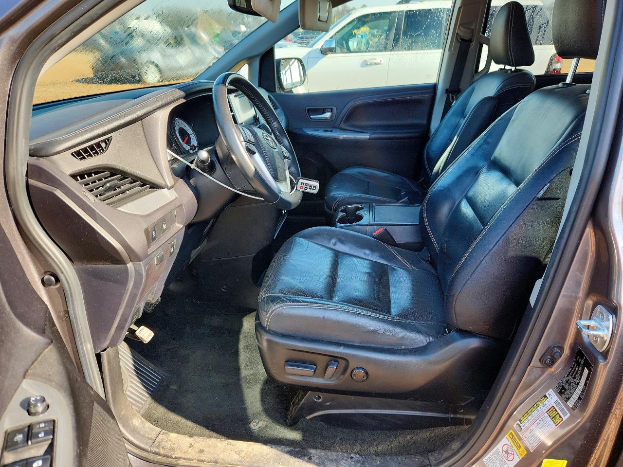 2017 TOYOTA SIENNA SE PREMIUM 8-PASSENGER photo 7