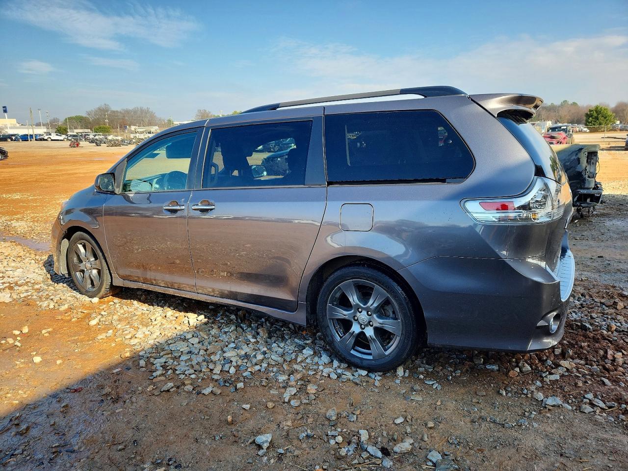 2017 TOYOTA SIENNA SE PREMIUM 8-PASSENGER photo 2