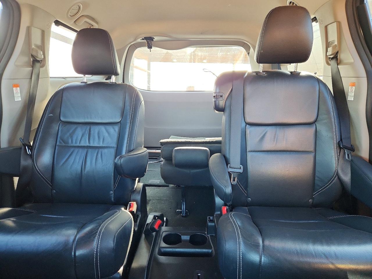 2017 TOYOTA SIENNA SE PREMIUM 8-PASSENGER photo 10