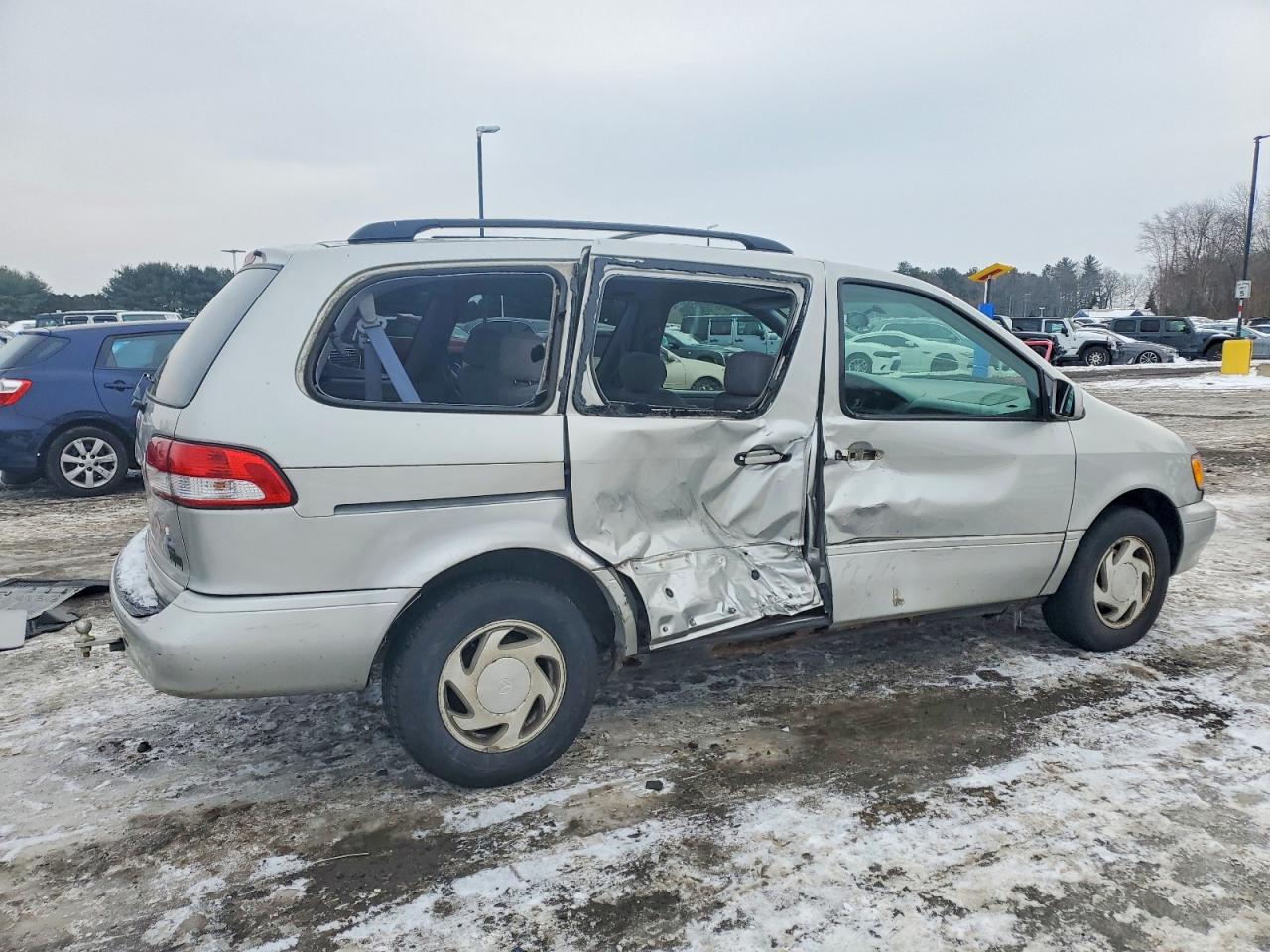 2002 TOYOTA SIENNA LE photo 3