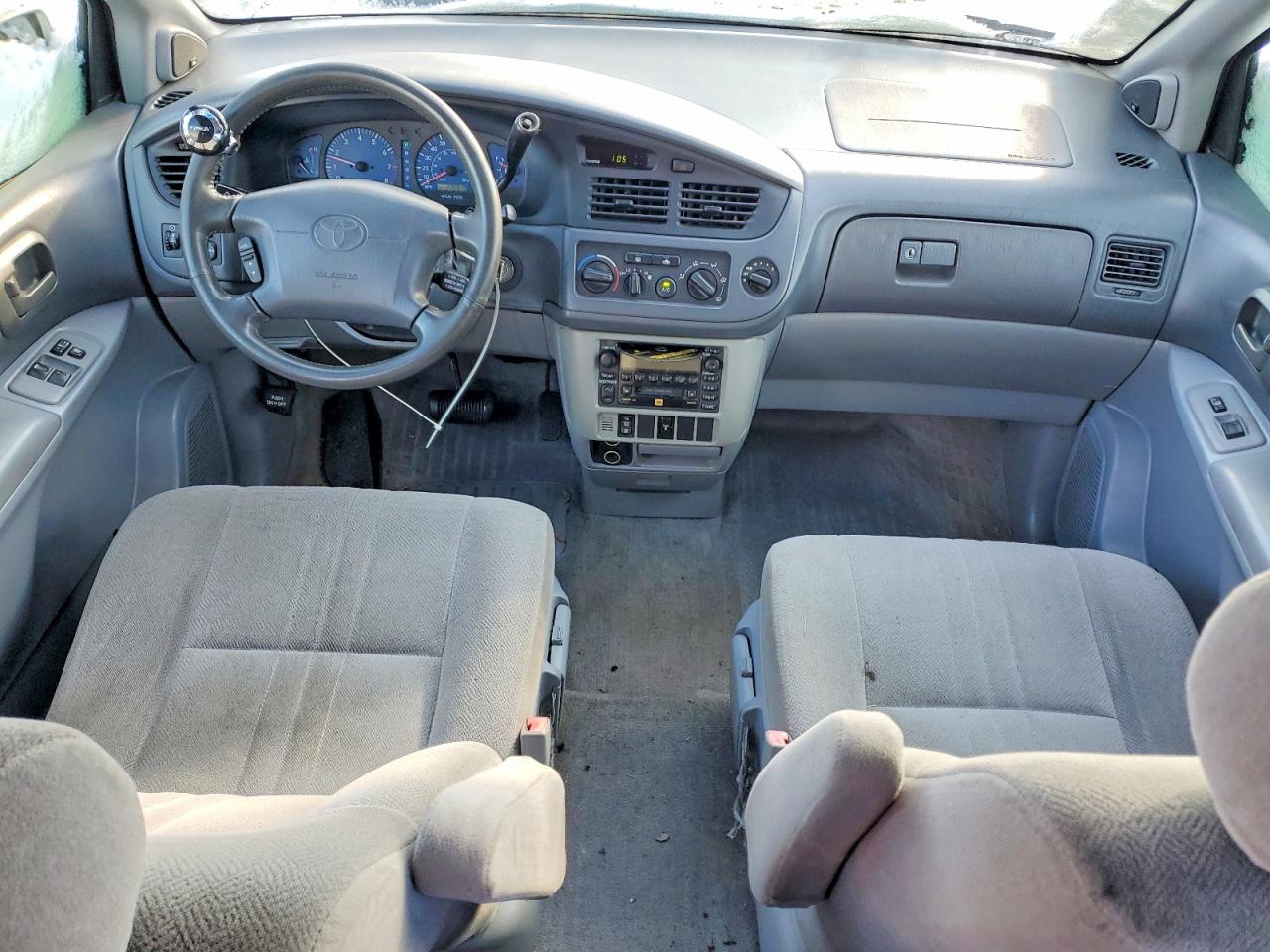 2002 TOYOTA SIENNA LE photo 8