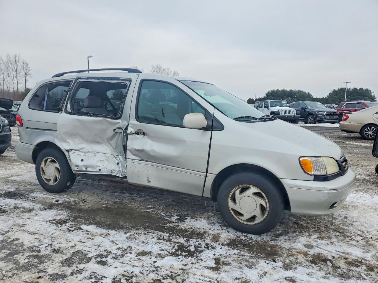 2002 TOYOTA SIENNA LE photo 4