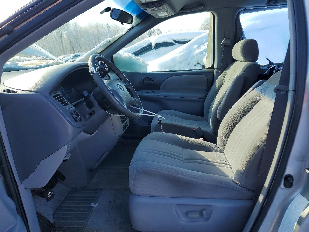 2002 TOYOTA SIENNA LE photo 7