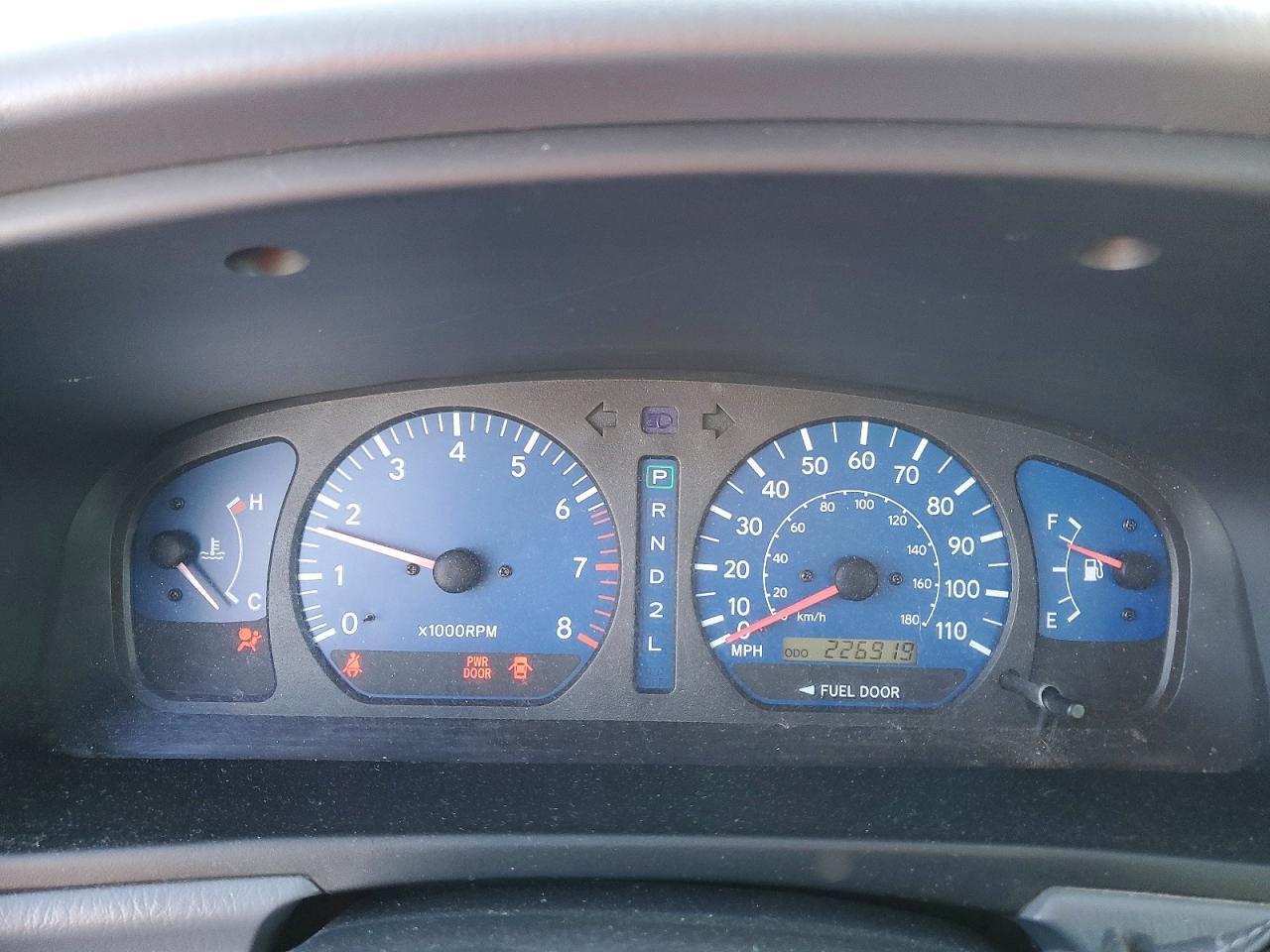 2002 TOYOTA SIENNA LE photo 9